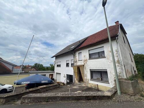 Vorderansicht Häuser - 7 Zimmer Mehrfamilienhaus, Wohnhaus zum Kaufen in Aschbach