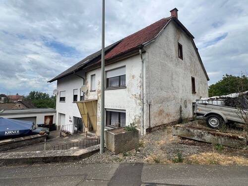 Vorderansicht Häuser - 7 Zimmer Mehrfamilienhaus, Wohnhaus in Aschbach