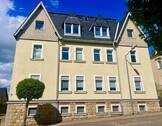Hausansicht - GEMÜTLICHE DACHGESCHOSS-WOHNUNG IN GRÜNER UND RUHIGER LAGE