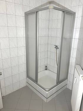 Bad mit Dusche - 