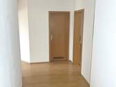 Flur, Wohnzimmer rechts, Kinderzimmer links - 