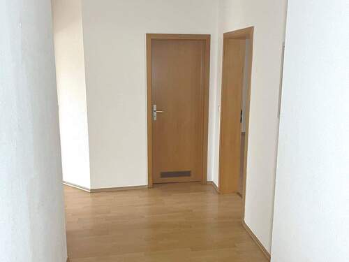 Flur, Wohnzimmer rechts, Kinderzimmer links - 