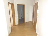 Flur, Schlafzimmer links, Küche und Wohnungstür re - 
