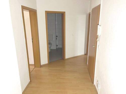 Flur, Schlafzimmer links, Küche und Wohnungstür re - 