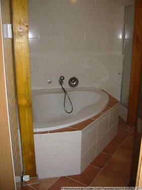 Badewanne-DG m Süd-Balkon, EBK, Eckwanne, Laminat - 