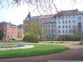Blick in den Park-DG m Süd-Balkon, EBK, Eckwanne, - 