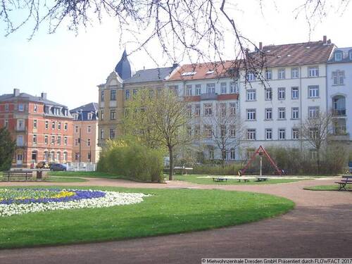 Blick in den Park-DG m Süd-Balkon, EBK, Eckwanne, - 