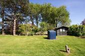 Blick zum Pfauenhof, Gartenhütte.jpg - 6 Zimmer Doppelhaushälfte in Sylt