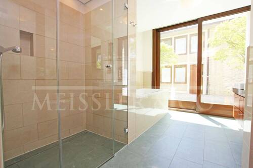 Vollbad mit separater Dusche - 