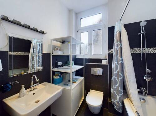 gepflegtes Badezimmer (3. OG) - 