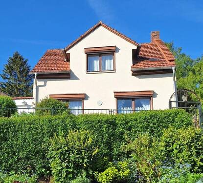 Straßenansicht - Einfamilienhaus - Einfamilienhaus mit separatem Wohnbungalow zur sofortigen Nutzung im Erfurter Südwesten
