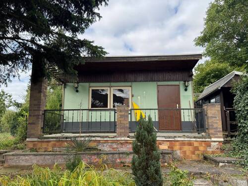 Gartenlaube am Ende des Gartens - 