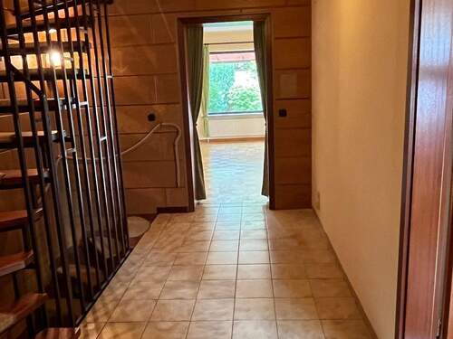 Flur mit Treppenaufgang - 