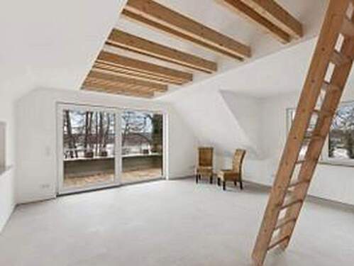 Wohnzimmer offener Dachstuhl - charmante Dachgeschosswohnung - Neubau, direkte Seelage - wohnen wo andere Urlaub machen