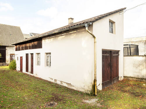 Nebengebäude mit Garage - 