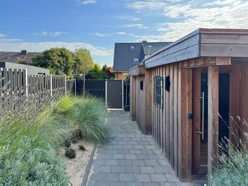 Rechts Sauna und Gartenhaus.jpg - 