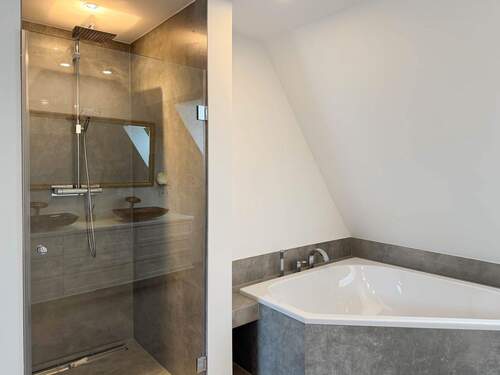 Große Dusche plus Badewanne.jpg - 