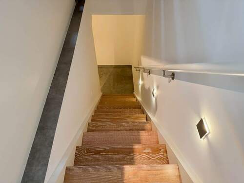 Treppe zum UG mit Treppen-Beleuchtung.jpg - 