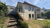 Hausansicht mit Garage - 