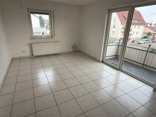 Wohnzimmer_2 - +++ MUTTERSTADT SOFORT BEZUGSFREI: 3 ZKB – ETW MIT BALKON IN KLEINER WOHNEINHEIT IN SCHÖNER LAGE GELEGEN +++