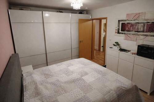 Schlafzimmer mit Möbeln - 