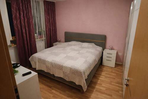 Schlafzimmer mit Möbeln 2 - 