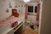 Kinderzimmer mit Möbeln - 