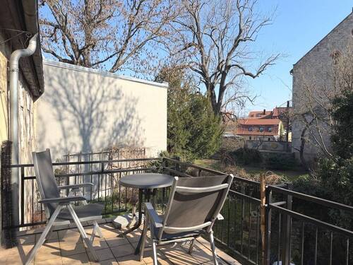 großer Balkon mit Blick in den Garten - 