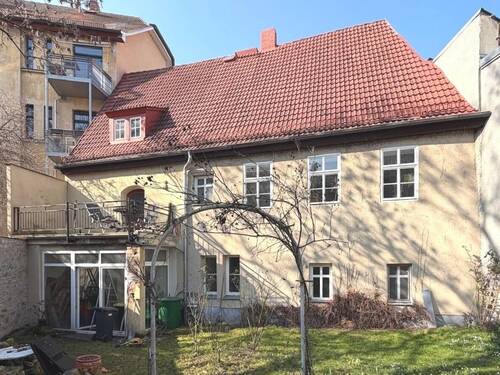 Garten mit Blick zum Haus - 