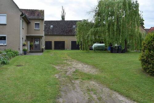Hausansicht und Grundstück - 