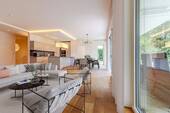 moderne Einbauküche im Wohnbereich - 5 Zimmer Terrassenwohnung zum Kaufen in Hamburg