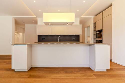 moderne Einbauküche im Wohnbereich - 5 Zimmer Terrassenwohnung zum Kaufen in Hamburg
