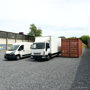 Außenfläche - Großzügige Außenfläche mit moderner Industriehalle