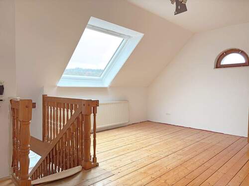 Dachgeschoss - 1 Zimmer Mehrfamilienhaus, Wohnhaus in Apelern