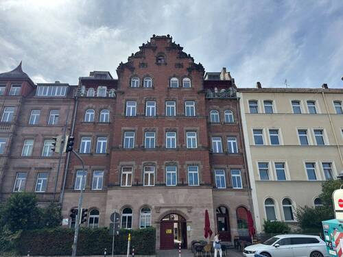 Gebäudevorderseite - Wohnglück zwischen Klinker und Pegnitz - 3 Zimmer Wohnung mit Ausblick und Altbaucharme