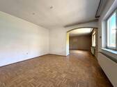 Vorderhaus: Wohnzimmer - 9 Zimmer Mehrfamilienhaus, Wohnhaus in Freisbach