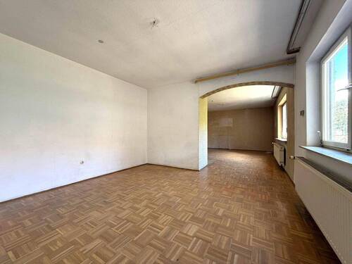 Vorderhaus: Wohnzimmer - 9 Zimmer Mehrfamilienhaus, Wohnhaus in Freisbach