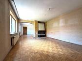Vorderhaus: Wohnzimmer - Mehrfamilienhaus, Wohnhaus mit 237,00 m&sup2; in Freisbach zum Kaufen