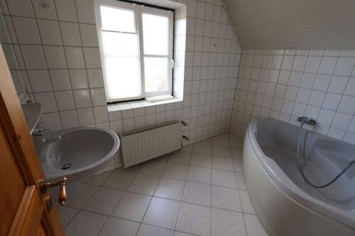Bad mit Wanne - 