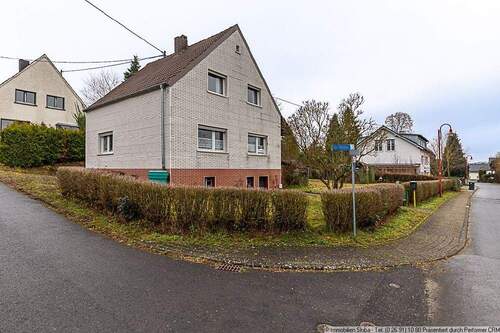 Blick von links - 4 Zimmer Einfamilienhaus in Pomster