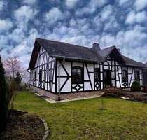 Gepflegtes und weitläufiges Einfamilienwohnhaus mit Doppelgarage und Bauplatz - Peterswald-Löffelscheid