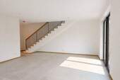 Wohnzimmer mit Treppenaufgang - 