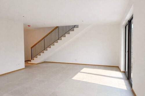 Wohnzimmer mit Treppenaufgang - 