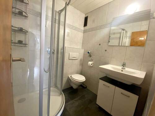 Bad mit Echtglas-Dusche und WC - Etagenwohnung in Mainaschaff zum Kaufen