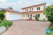 Zufahrt zu Haus und Garage - 