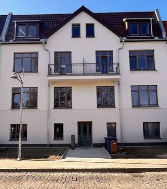 Hausansicht - Kernsanierte 3 Zimmer Wohnung mit Fahrstuhl und zwei Balkonen im Bahnhofsviertel