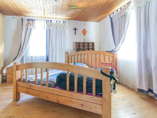 Lichtverwöhntes Schlafzimmer im OG - Doppelhaushälfte mit 177,10 m² in Lörrach zum Kaufen