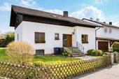 Hausansicht - Sofort wohlfühlen: 7-Zi.-EFH mit Garten, Garage und Carportstellplatz in Kolbermoor