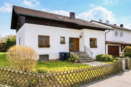 Hausansicht - Sofort wohlfühlen: 7-Zi.-EFH mit Garten, Garage und Carportstellplatz in Kolbermoor