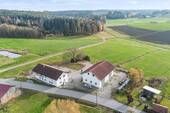 Vogelperspektive - Ehemalige Hofstelle, mit modern renoviertem Wohnhaus und Wald-Wiesenflächen